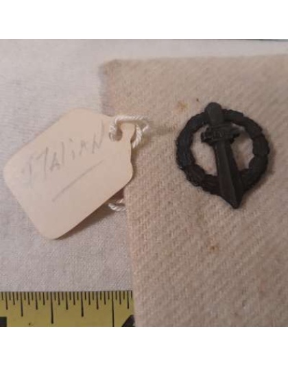 Military metals/Pins - Lot of 2 pins on 1 shoulder patch