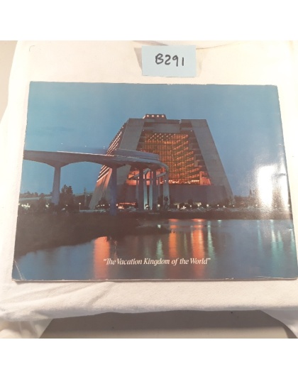 Lot of 2 - Vintage 1971 Walt Disney World Pictorial Souvenir Book of Walt Disney World &amp; DISNEY 1989 mag, Gene Kelly, Fantasia, Who Framed Roger Rabbit?, Mickey Mouse